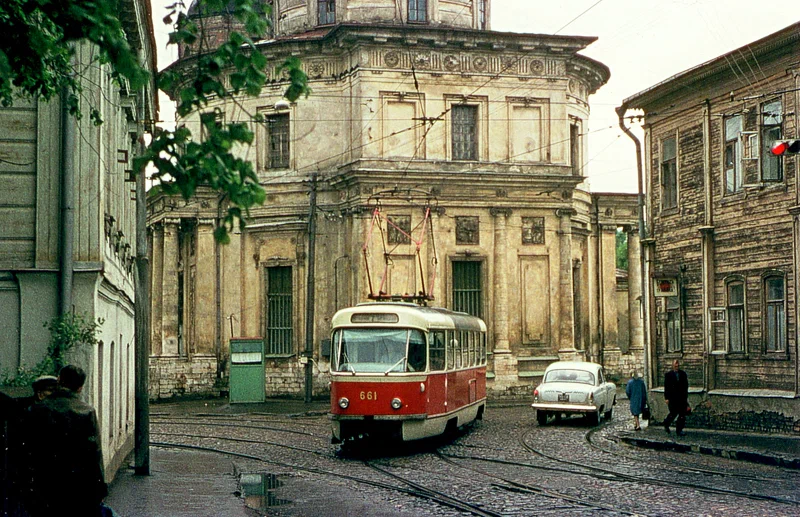 Трамвай идёт по Серединскому переулку, который сейчас является частью Протопоповского переулка, а на заднем плане - церковь митрополита Филиппа.
