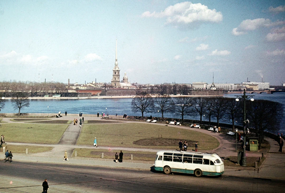 А начнём мы с ранней весны 1973-го и Стрелки Васильевского острова.
