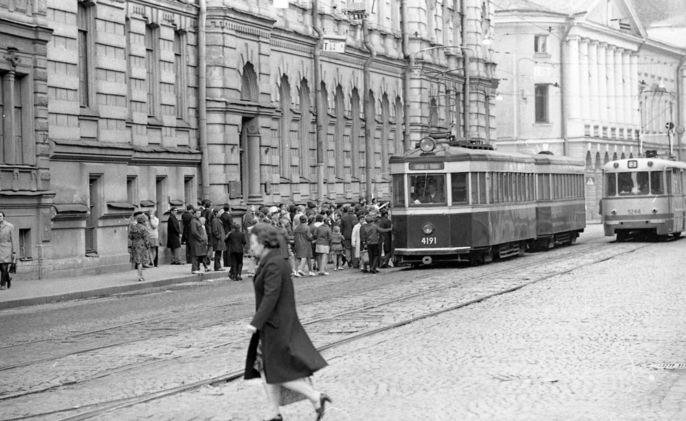 Огромная очередь на трамвай 14 маршрута на Садовой улице.