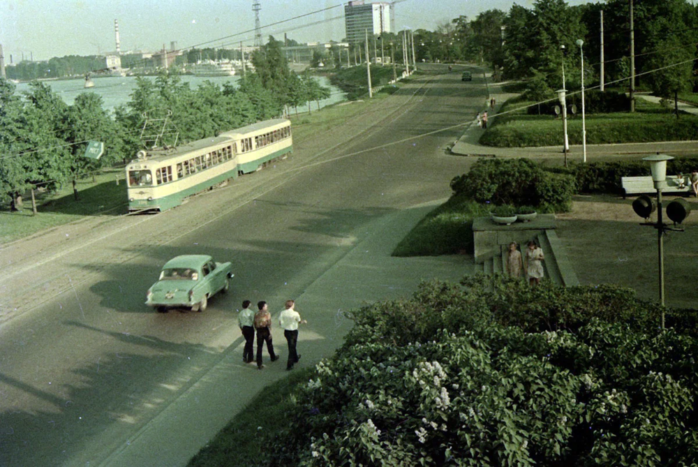 Вид на проспект Обуховской Обороны в сторону Речного вокзала. Снимок сделан с Володарского моста.