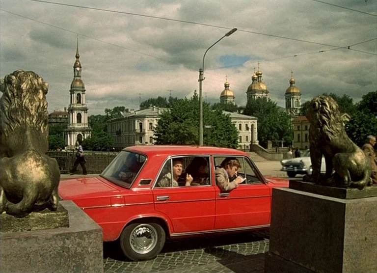 В 1973 году в Ленинграде снимался легендарный фильм "Приключения итальянцев в России". На фото - бутафорские львы на Старо-Никольском мосту.