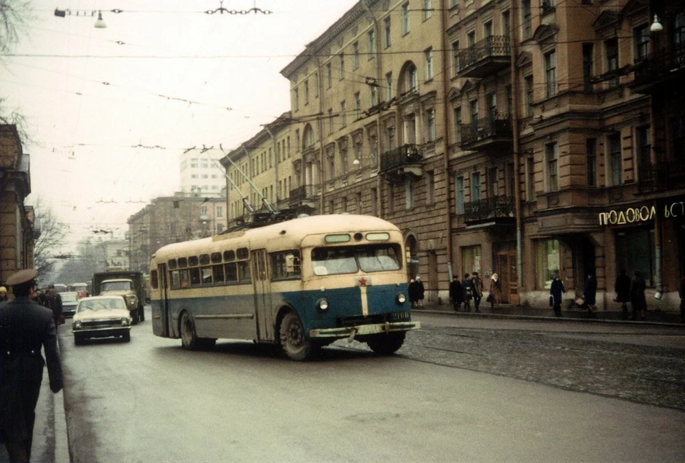 Троллейбус 18 маршрута поворачивает с улицы Академика Лебедева на Финский переулок.