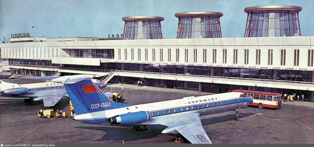 В 1973 году был открыт новый аэровокзал "Пулково", который за свою характерную форму сразу же получил прозвище "5 стаканов". 