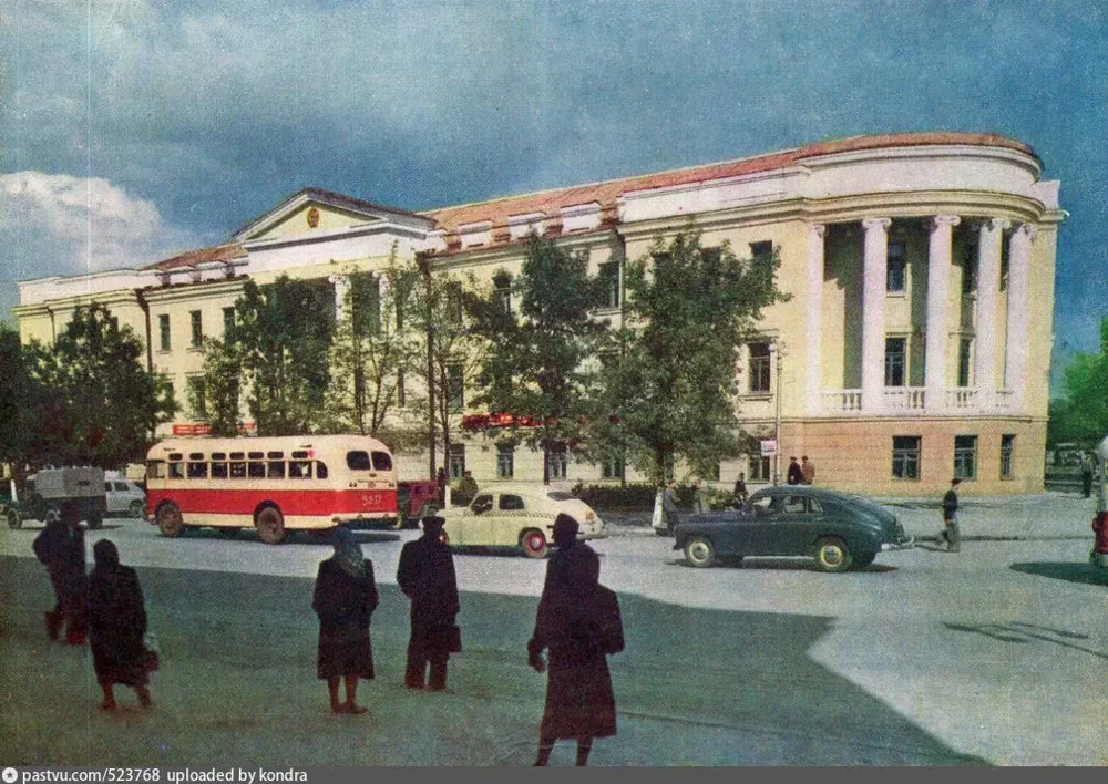 Луганск, ул. Пушкина, административное здание, долгое время в этом здании находился "Луганскгипрошахт", 1959 год.
