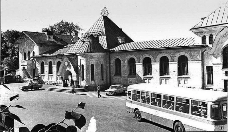Благовещенск, вид на вокзал со стороны привокзальной площади, ориентировочно конец 1970-х годов.