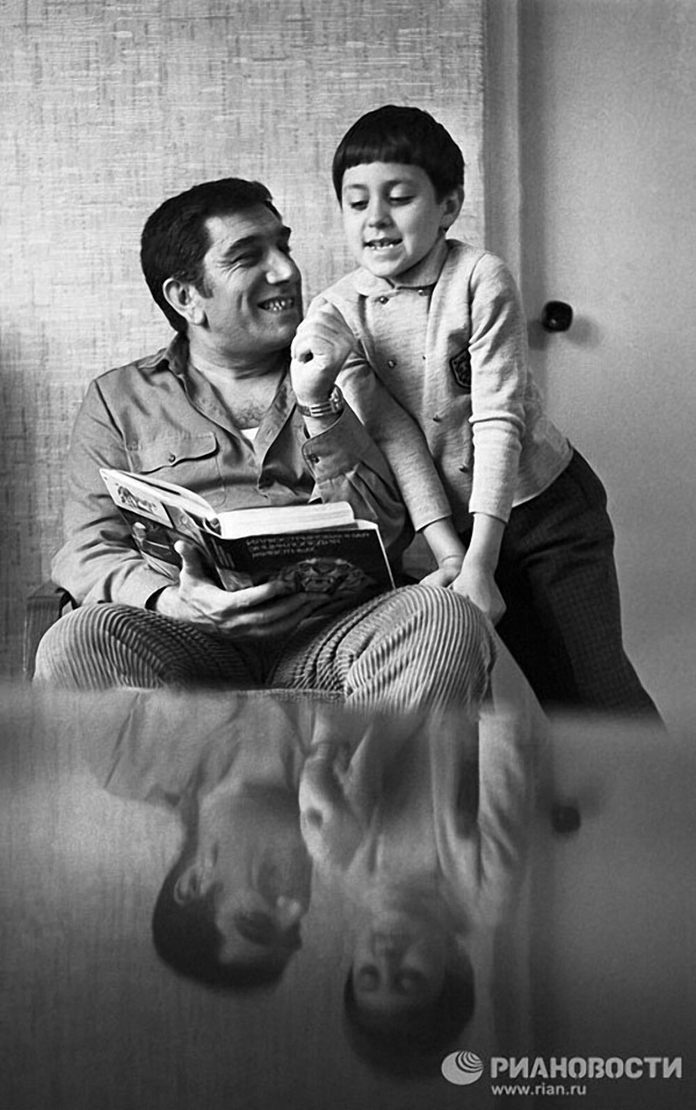 Армен Джигарханян с сыном. 3 сентября 1974 года. Фото Е. Дон/ РИА Новости