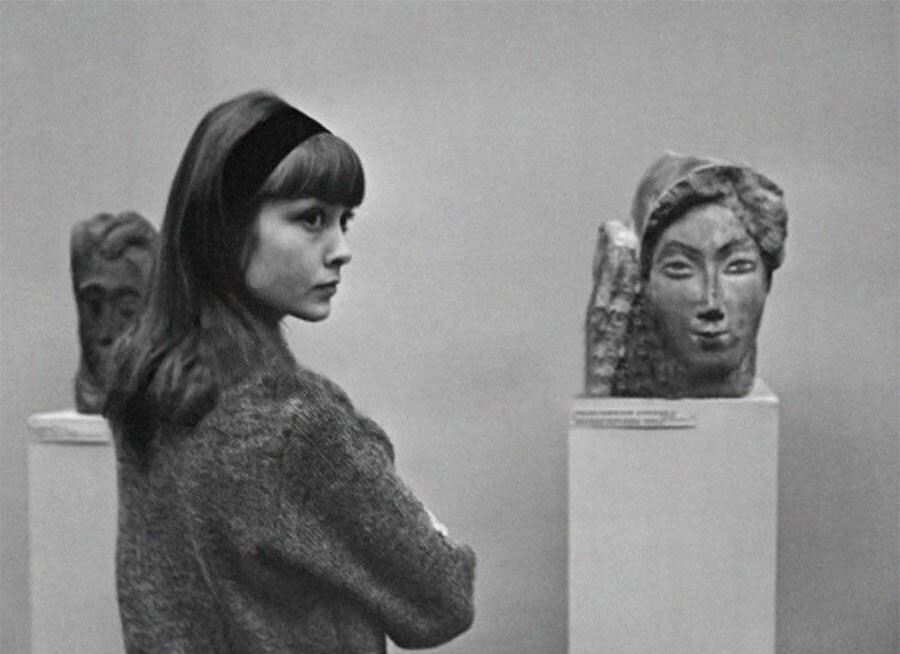 Киноактриса Жанна Болотова во время посещения музея. 17 августа 1965 года. Фото Г.Тер-Ованесова /Фотохроника ТАСС/