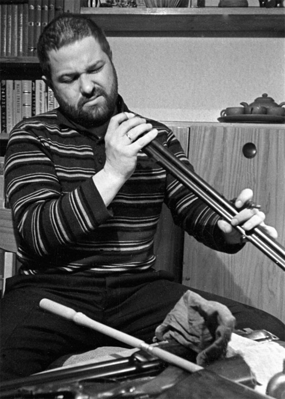 Писатель Юлиан Семенов готовится к охоте. 21 октября 1965 года. Фото Чепрунова / РИА Новости