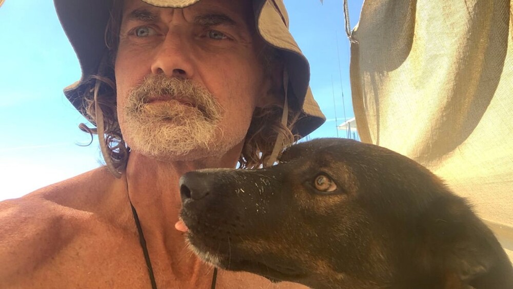 У берегов Мексики спасли моряка с собакой, которые дрейфовали в Тихом океане три месяца