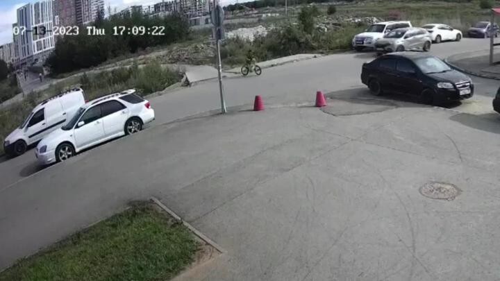 В Екатеринбурге автоледи сбила мальчика на велосипеде и врезалась в припаркованный автомобиль