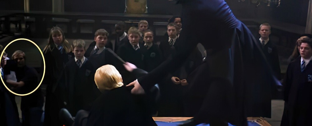 8. «"Гарри Поттер и Тайная комната". Во время дуэли Гарри и Драко, когда Снейп помогает Драко подняться, на заднем плане среди учеников можно увидеть члена съемочной группы с камерой»