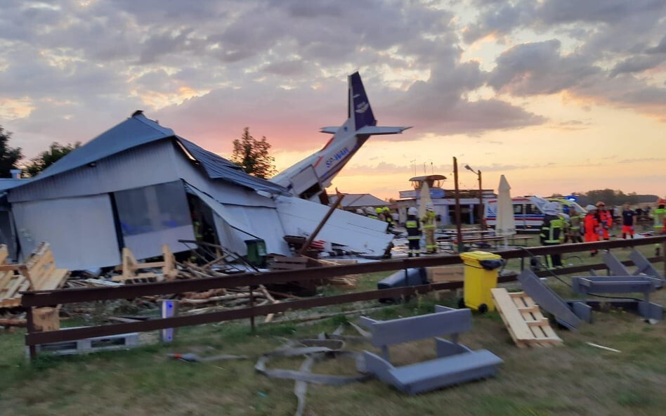 Пять человек погибли после падения самолета на ангар с людьми в Польше