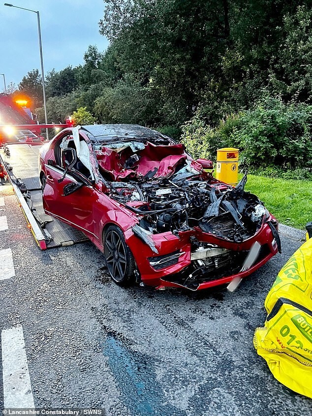 Водитель Mercedes отделался лишь незначительными травмами после столкновения с грузовиком
