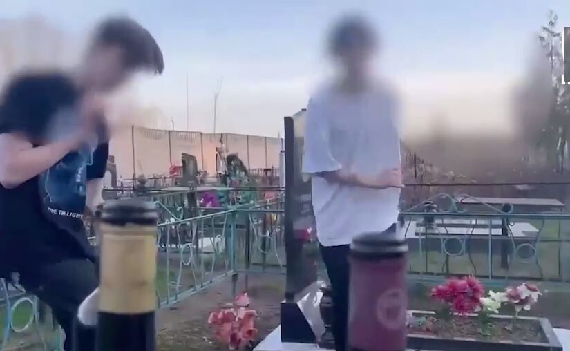 Пьяные подростки устроили танцы прямо на кладбище