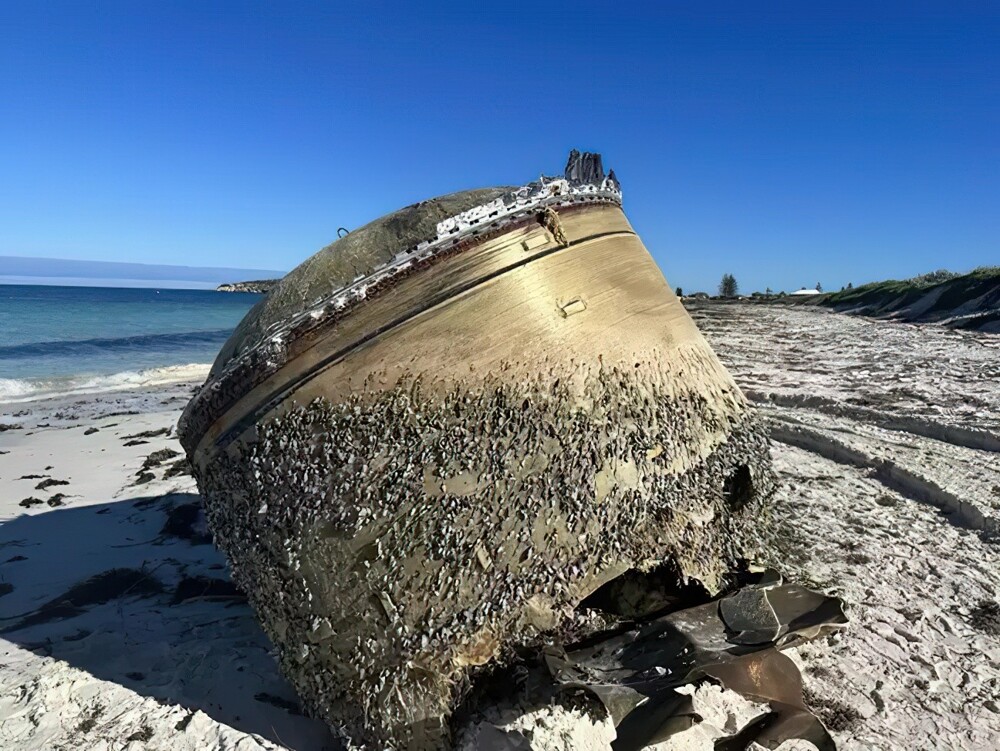 На австралийский пляж выбросило неопознанный объект