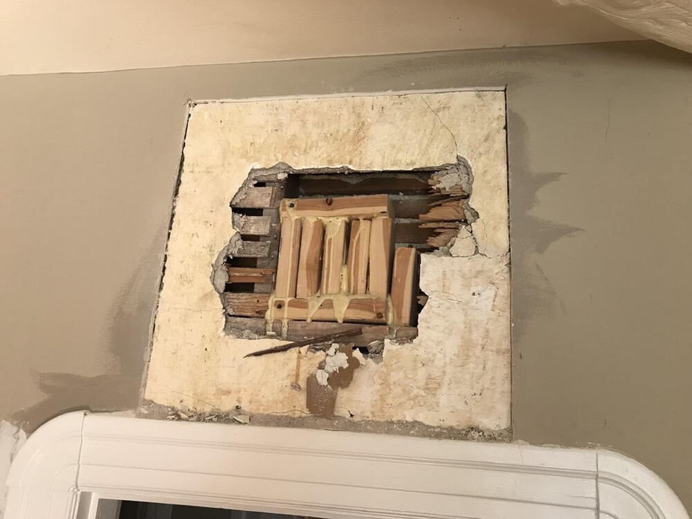 13. "Обожаю, когда жильцы пытаются починить штукатуренную стену после того, как их телевизор вырвал целый кусок"