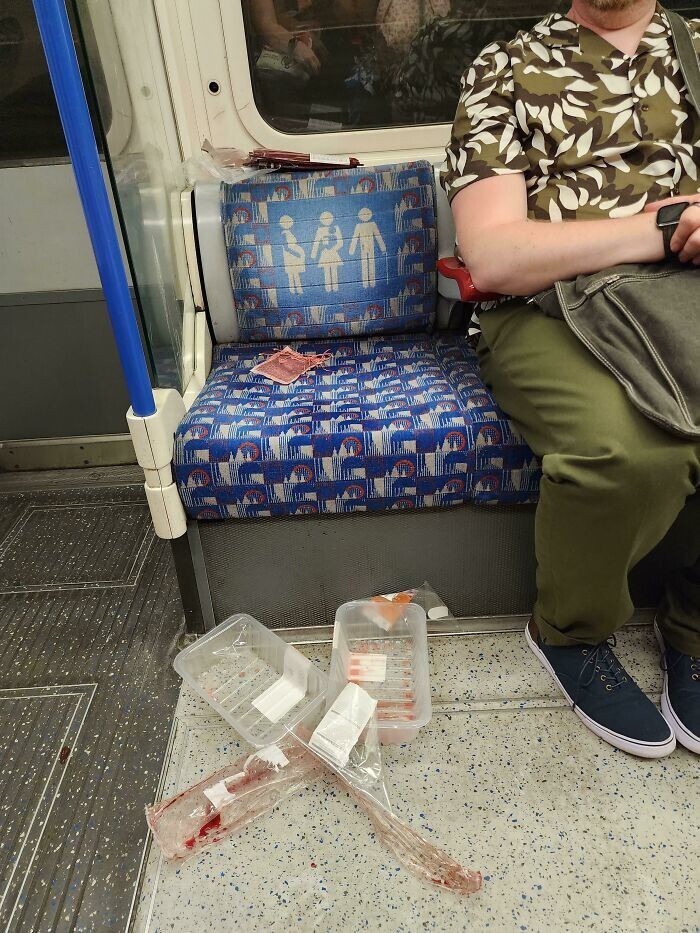40. Тем временем в метро Лондона. Местные жители едят сырое мясо?