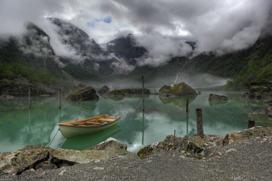 14. Озеро Бондхус в Норвегии. На заднем плане вид на ледник. Автор — Генрих Пниок