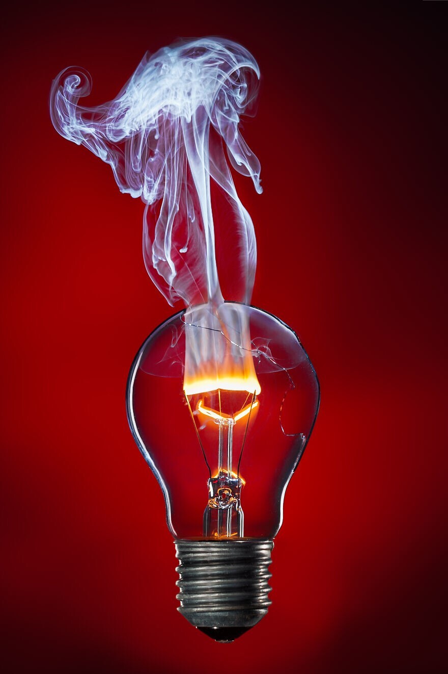 24. Вольфрамовая нить, горящая пламенем в лампочке. Автор — Стефан Краузе