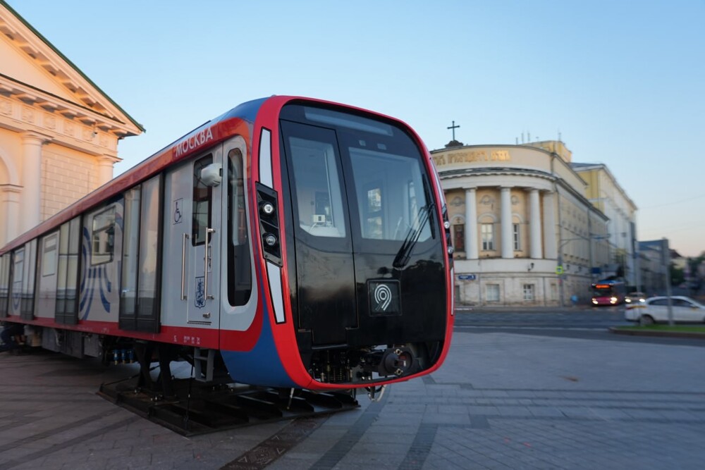 В Москве вагон поезда сбежал из метро