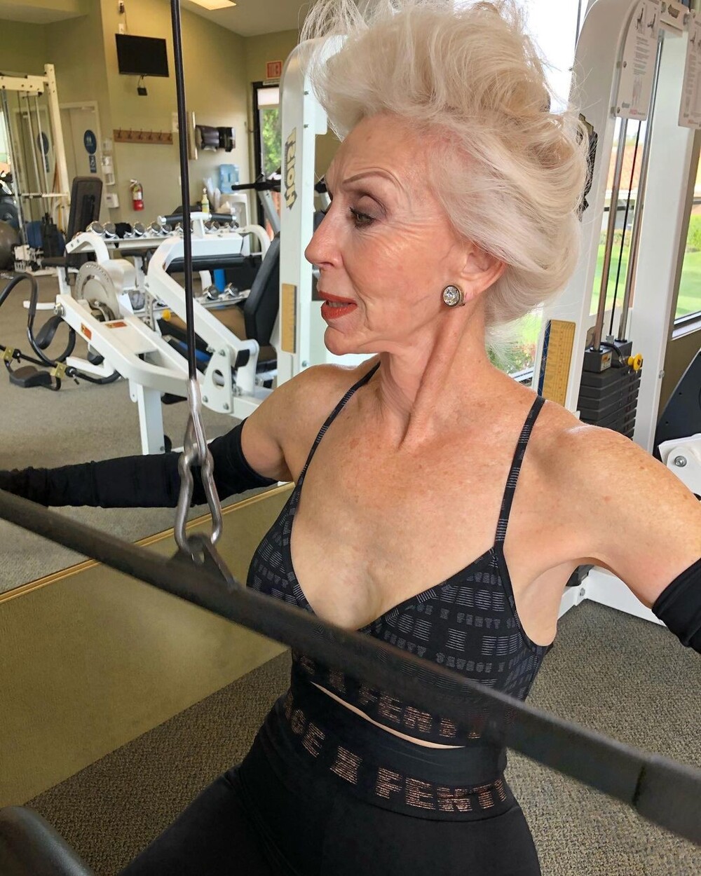 74-летнюю женщину осуждают за слишком откровенный стиль для её возраста