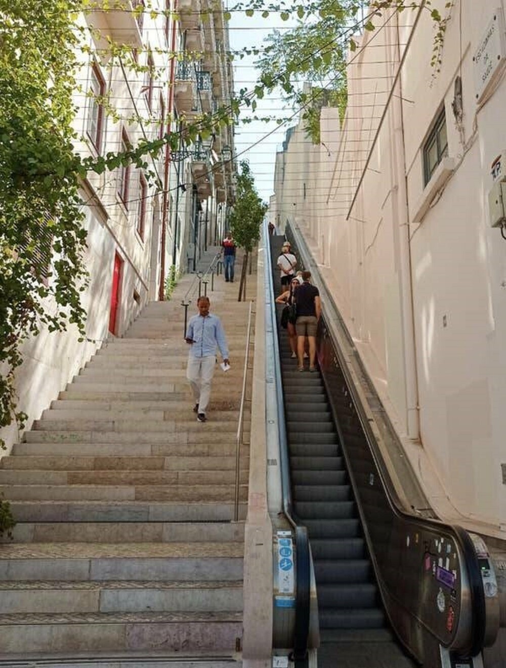 39. Эскалатор на одной из улиц Лиссабона, Португалия