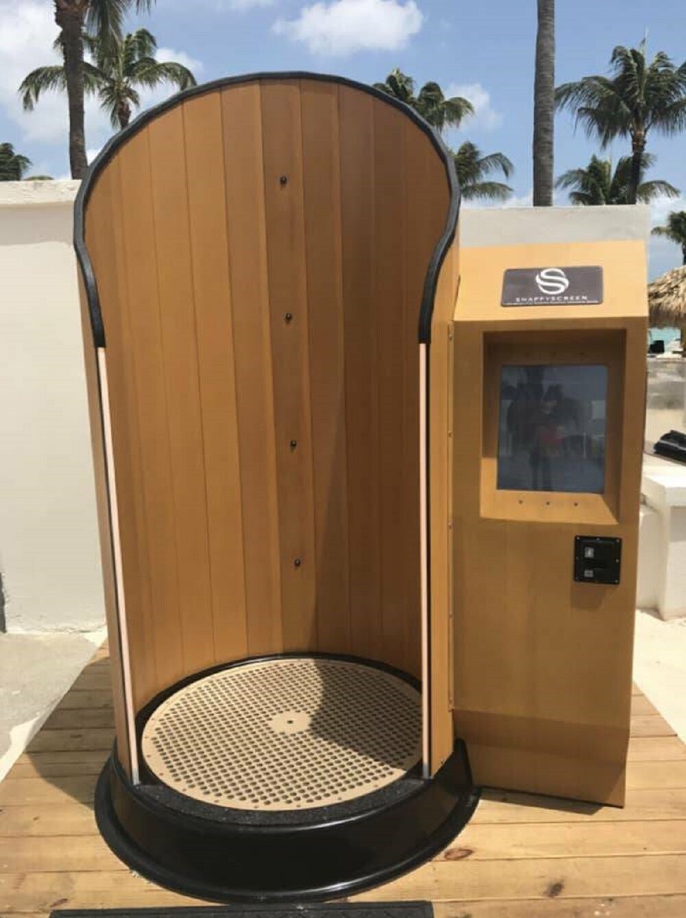 3. На Арубе есть автомат, который наносит солнцезащитный крем. Он вращается вокруг вас и равномерно распыляет средство на тело