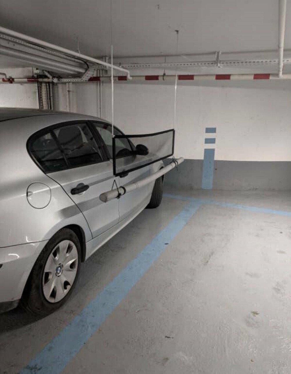 15. Во Франции есть парковки с такими аккуратными перегородками, чтобы люди, открывая дверь, случайно не поцарапали стоящую рядом машину