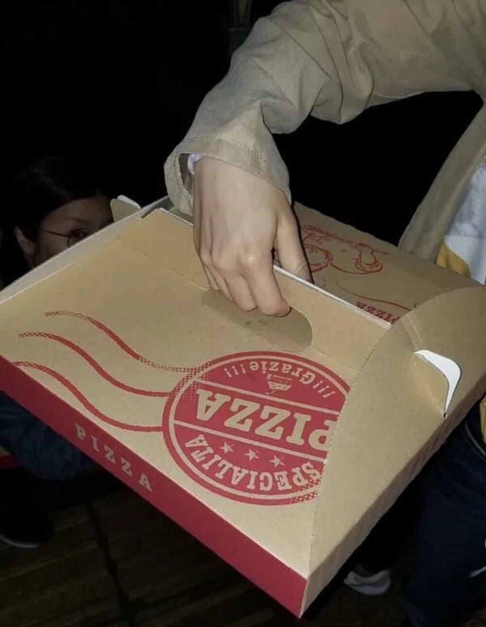 2. Японцы упаковывают пиццу в коробку с удобной ручкой