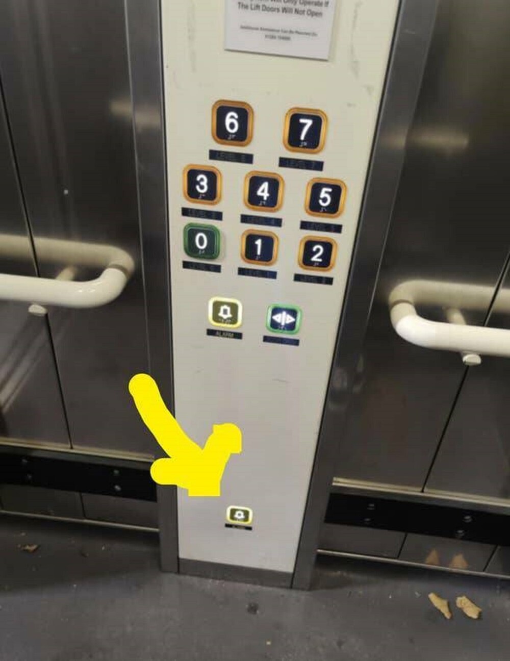 26. В Великобритании в лифтах имеются аварийные кнопки на случай, если вы упали