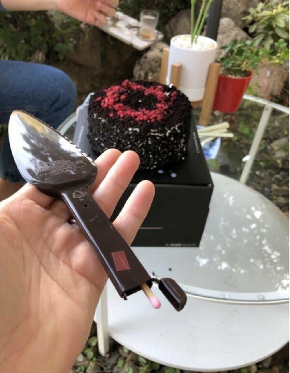 1. В Южной Корее к покупным тортам прилагается пластиковый нож, в котором спрятаны свечи и спички