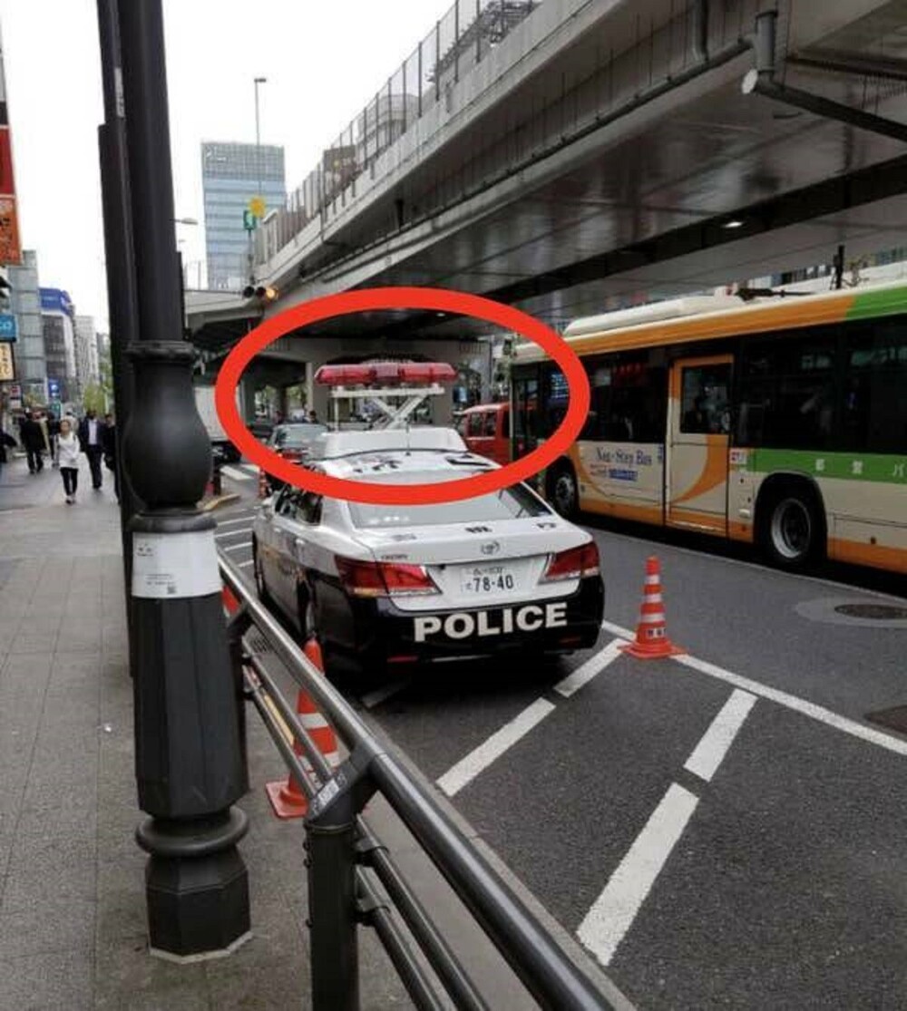 7. В Японии проблесковые маячки у полицейских машин поднимаются, чтобы их было лучше видно в потоке машин