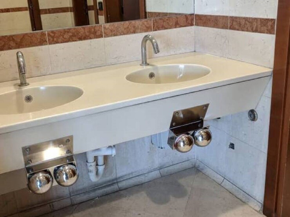 38. В этом туалете итальянского супермаркета вода подается с помощью нажатия коленом на кнопку