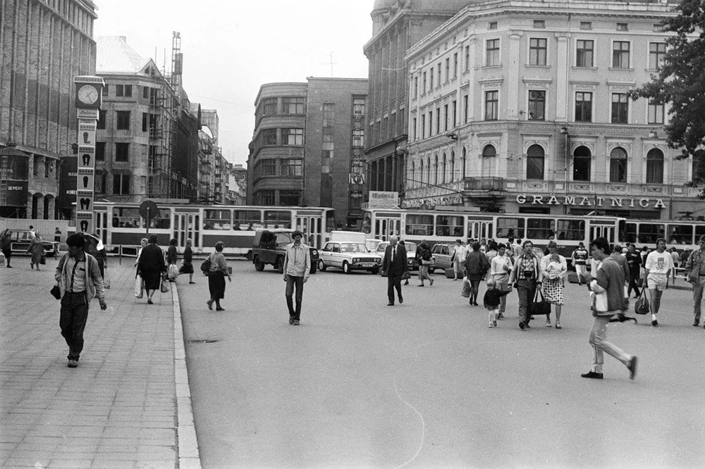 Рига, Латвийская ССР, часы Лайма. Пересечение улиц Ленина и Падомью, рубеж 1980-х - 1990-х годов.
