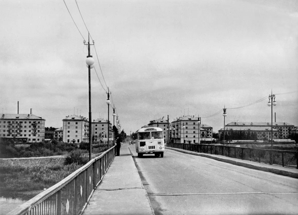 Биробиджан, административный центр Еврейской АО. Вид с моста через реку Биру на ул. Димитрова. 
