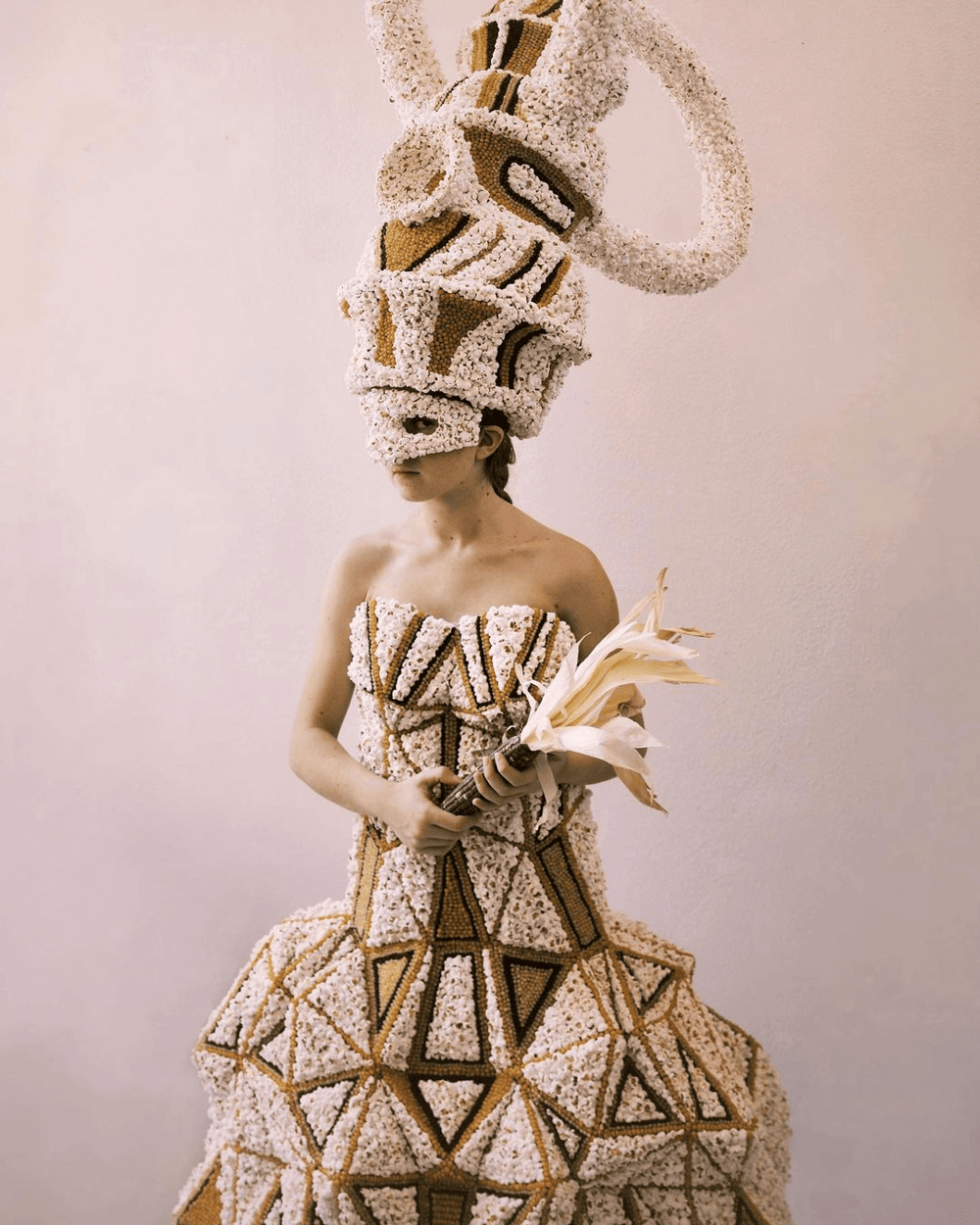 Ракушка, мох и скорлупа от фисташек: 17 нарядов от бразильской художницы, сделанных из природных материалов