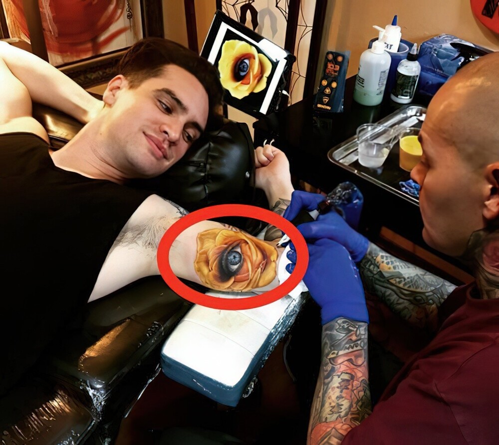 9. У лид-вокалиста группы Panic! At the Disco Брендона Ури есть татуировка глаза его жены Сары Ури на руке, и он страшно этому рад