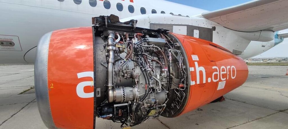 Российский самолёт Superjet 100 в полёте потерял часть обшивки