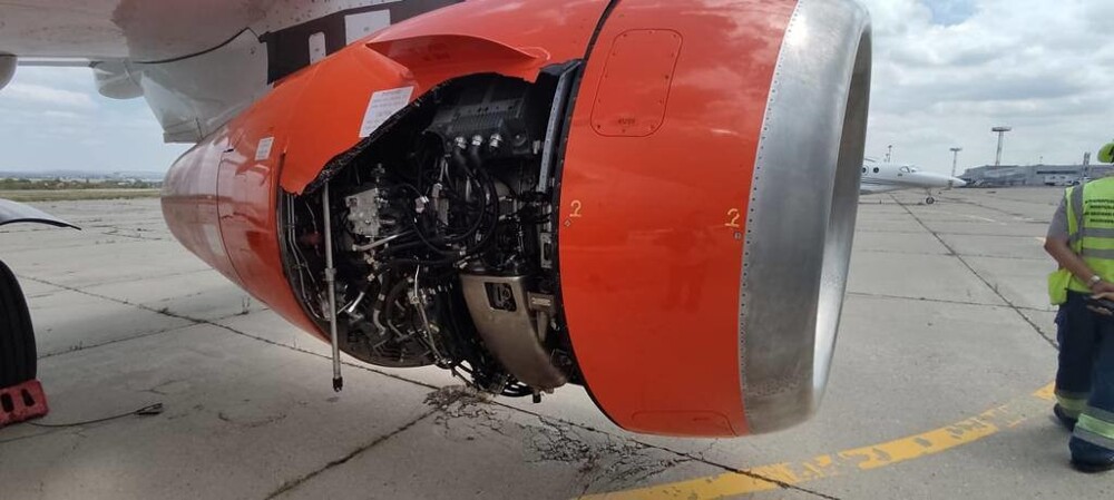 Российский самолёт Superjet 100 в полёте потерял часть обшивки