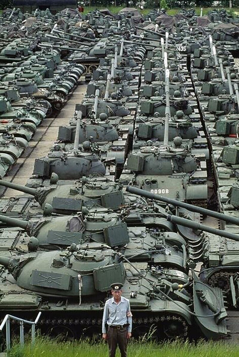 Танки Т-55 народной национальной армии ГДР оставленные на хранение после падения Берлинской стены, город Брауцен, 1991 год.