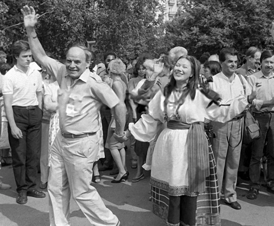 Михаил Глузский в праздничном хороводе на XV Международном кинофестивале в Москве, 1987 год