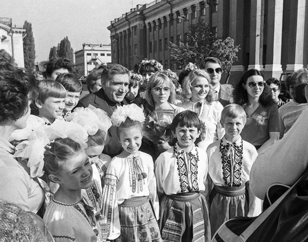 Армен Джигарханян среди юных зрителей на XVII Всесоюзном кинофестивале, 1984 год