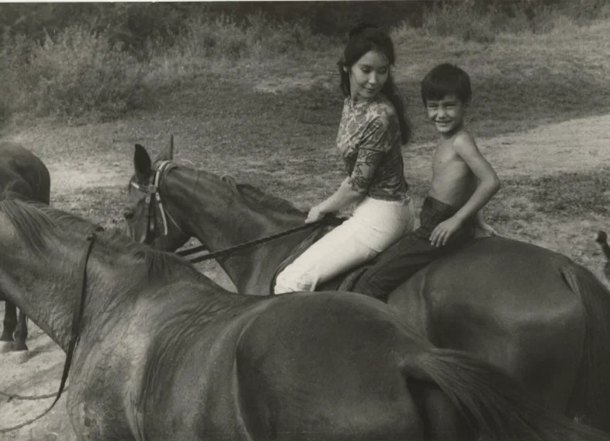 Наталия Аринбасарова с сыном Егором на съемках фильма, 1970-е годы