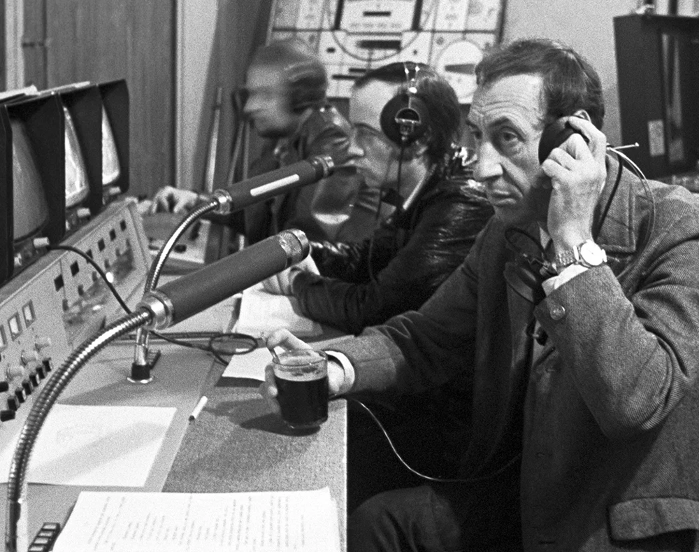 Владимир Басов за телевизионным пультом многокамерной съемки, 1976 год