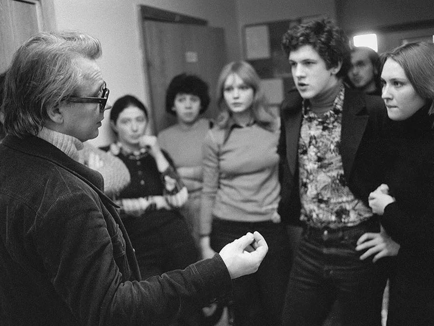 Актер и преподаватель ГИТИСа Олег Табаков со своими студентами, 1979 год