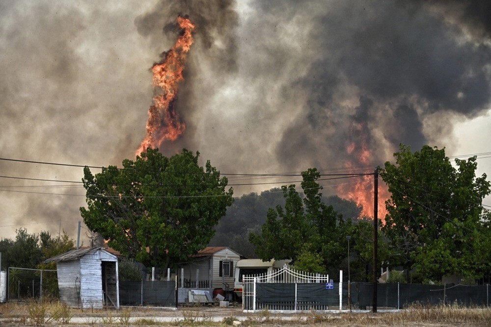 Более 30 тысяч человек эвакуируют с острова Родос из-за лесных пожаров