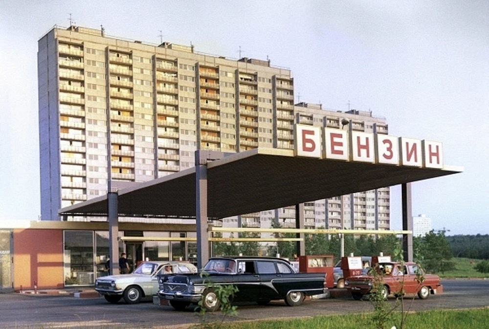 АЗС на Ленинском проспекте и разнообразие автомобильного транспорта: от "Чайки" до "Запорожца".