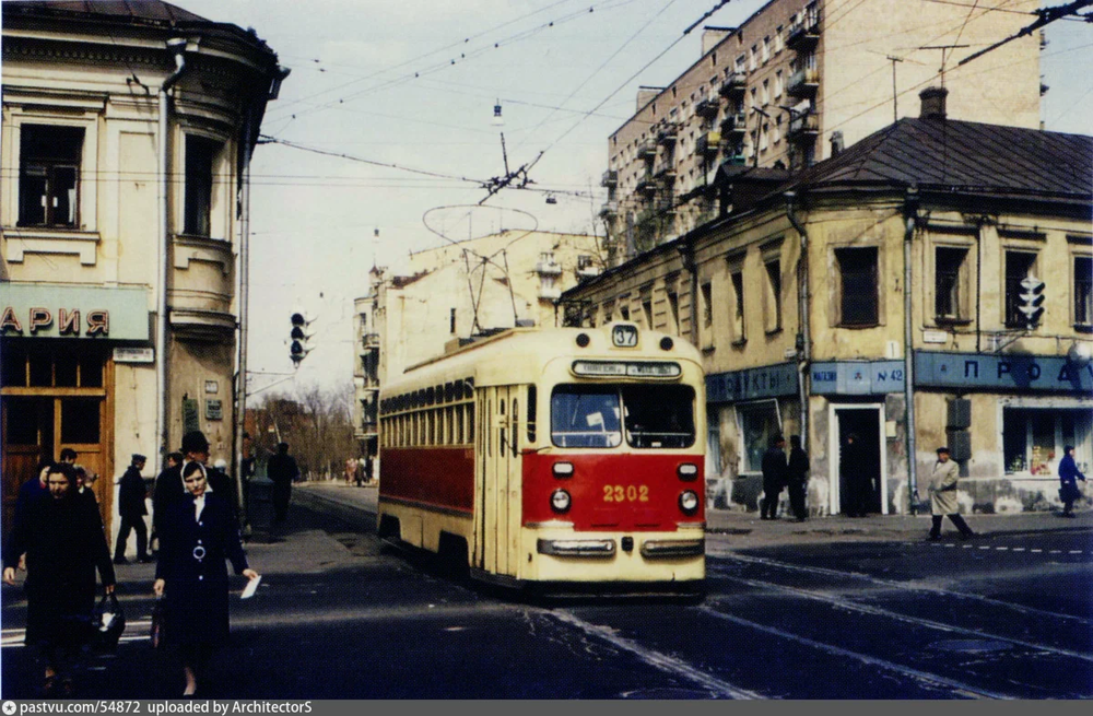 Трамвай 37 маршрута на перекрёстке Бауманской и Бакунинской улиц.