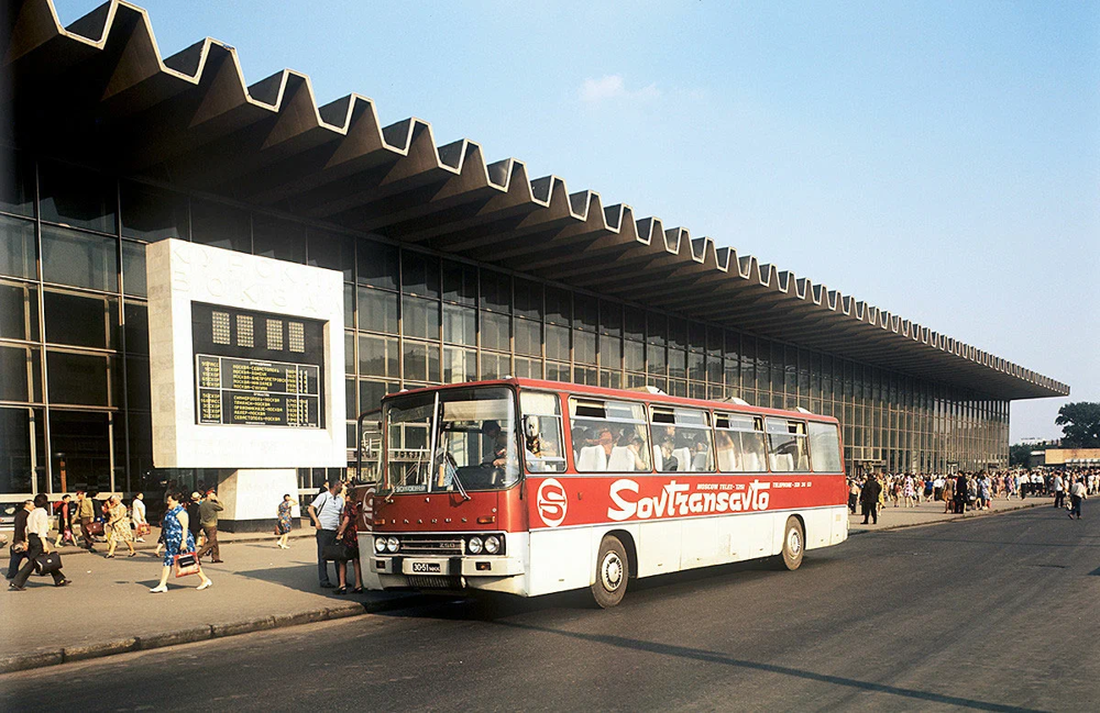 Красавец "Икарус" Совтрансавто на фоне Курского вокзала.