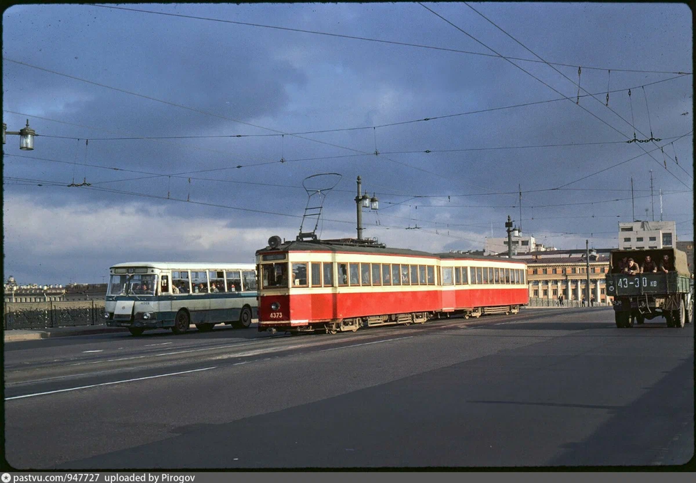 Трамвай ЛМ-33 "Американка" на Литейном мосту. Один из последних трамваев этой модели, который работал в Ленинграде.